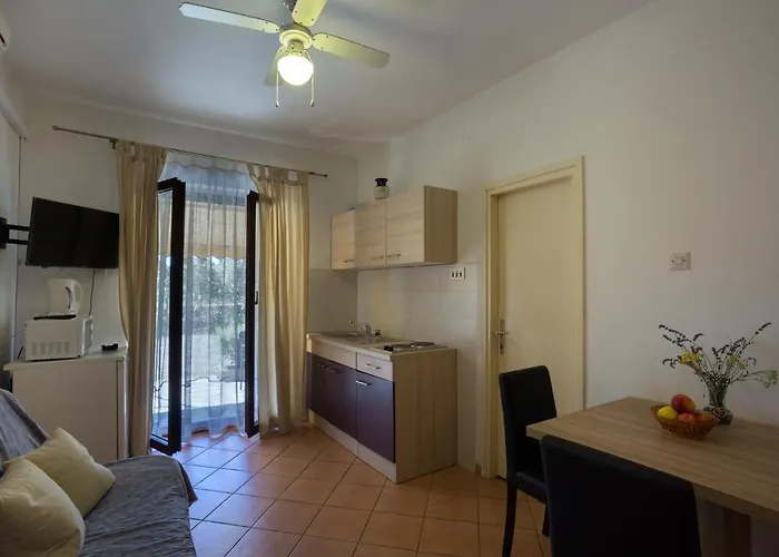 Apartman With A Parking Space - 8241 Ugljan